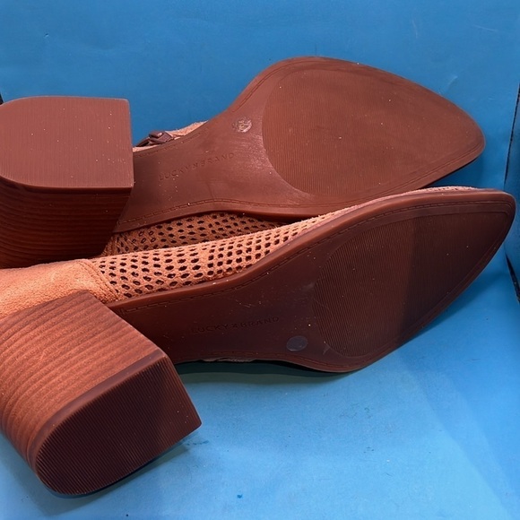 Lucky Brand women’s Zeshia Bootie, size 9.5, brown pointed toe, punched hole - Picture 3 of 6